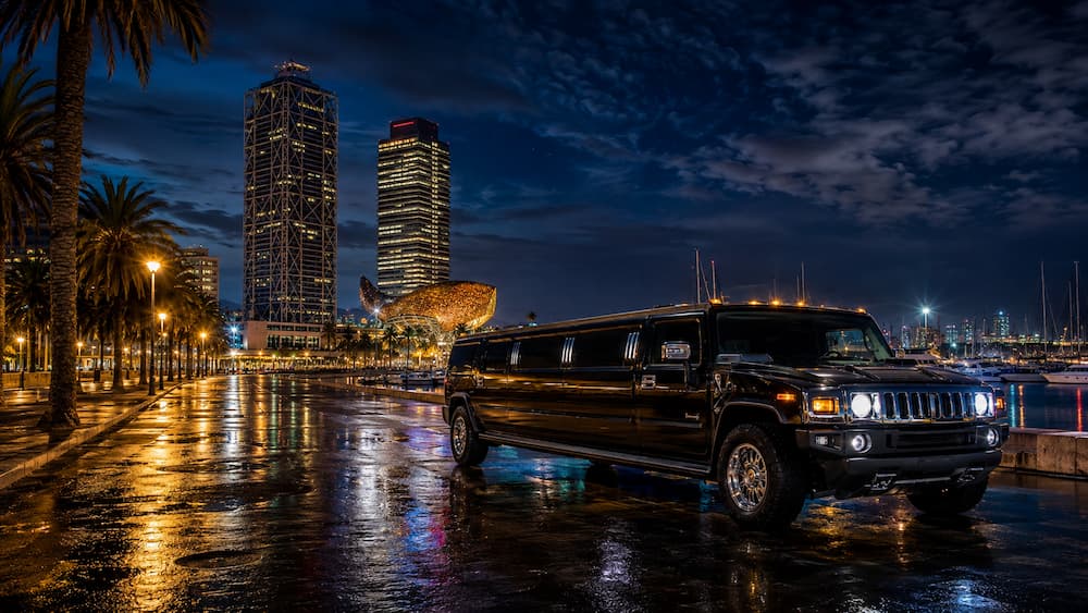 Limusina Hummer negra en el Port Olímpic de Barcelona de noche